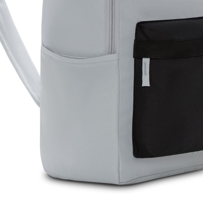 Morral-nike-para-hombre-Nk-Heritage-Bkpk-Hbr-Core-Fa24-para-moda-color-gris.-Detalle-Izquierdo