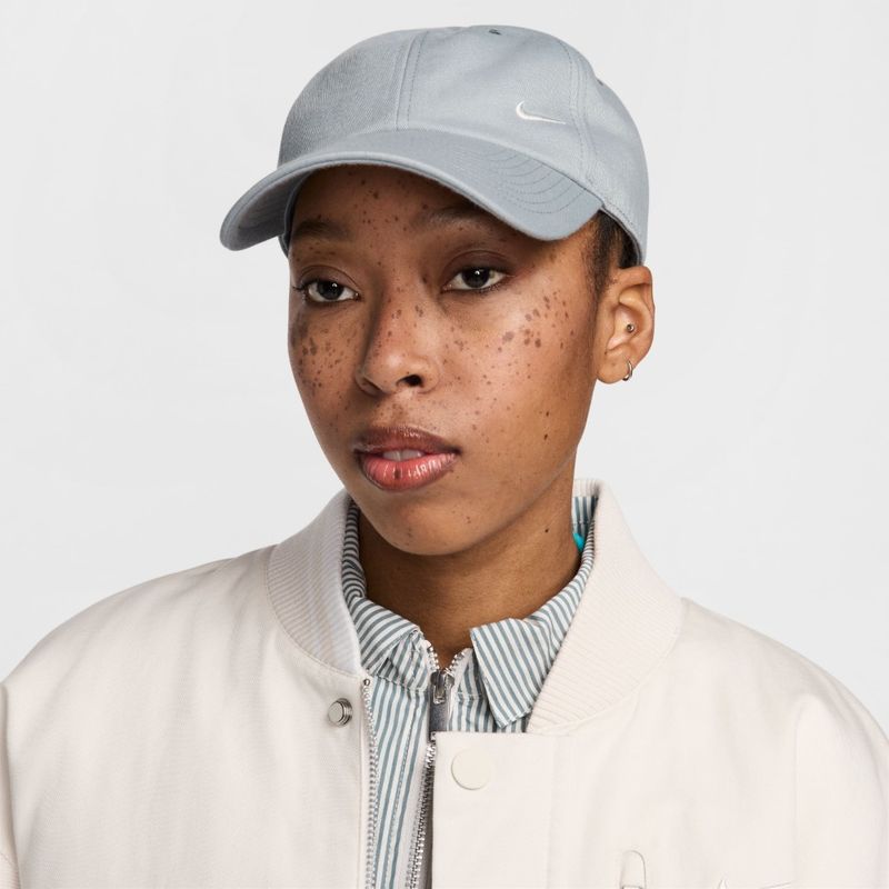 Gorra-nike-para-hombre-U-Nk-Club-Cap-U-Cb-Sm-Swsh-L-para-moda-color-gris.-Frente-Sin-Modelo