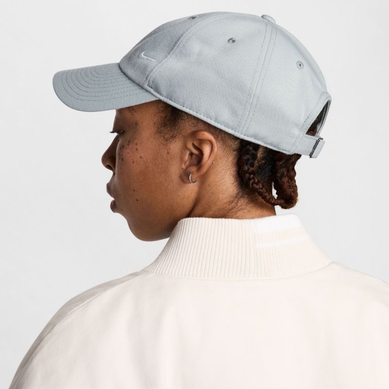 Gorra-nike-para-hombre-U-Nk-Club-Cap-U-Cb-Sm-Swsh-L-para-moda-color-gris.-Reverso-Sin-Modelo