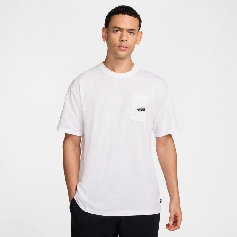 Camiseta-Manga-Corta-nike-para-hombre-U-Nsw-Tee-M90-Snkr-Patch-Pkt-para-moda-color-blanco.-Frente-Sobre-Modelo