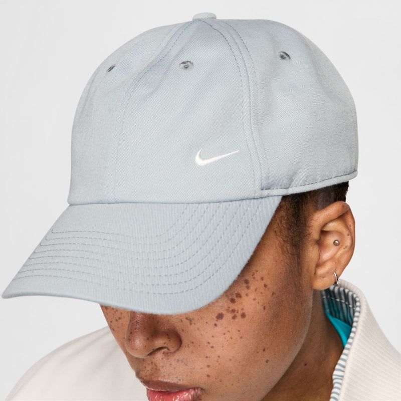 Gorra-nike-para-hombre-U-Nk-Club-Cap-U-Cb-Sm-Swsh-L-para-moda-color-gris.-Vista-Detalle-Izq