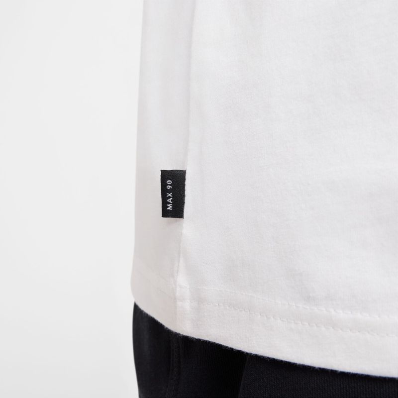 Camiseta-Manga-Corta-nike-para-hombre-U-Nsw-Tee-M90-Snkr-Patch-Pkt-para-moda-color-blanco.-Detalle-4