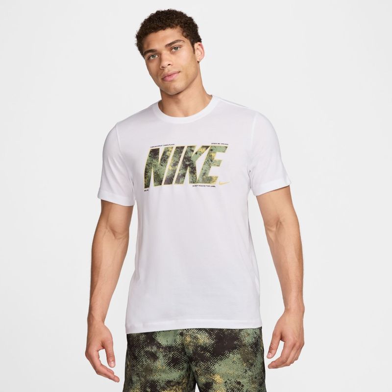 Camiseta-Manga-Corta-nike-para-hombre-M-Nk-Df-Tee-Camo-para-entrenamiento-color-blanco.-Frente-Sobre-Modelo