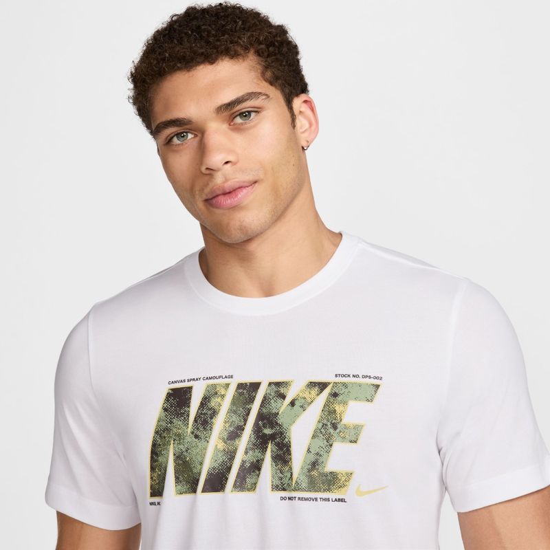 Camiseta-Manga-Corta-nike-para-hombre-M-Nk-Df-Tee-Camo-para-entrenamiento-color-blanco.-Reverso-Sobre-Modelo
