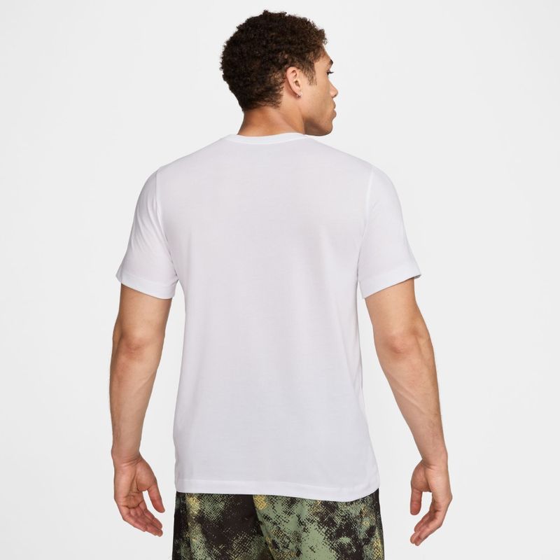 Camiseta-Manga-Corta-nike-para-hombre-M-Nk-Df-Tee-Camo-para-entrenamiento-color-blanco.-Reverso-Sobre-Modelo