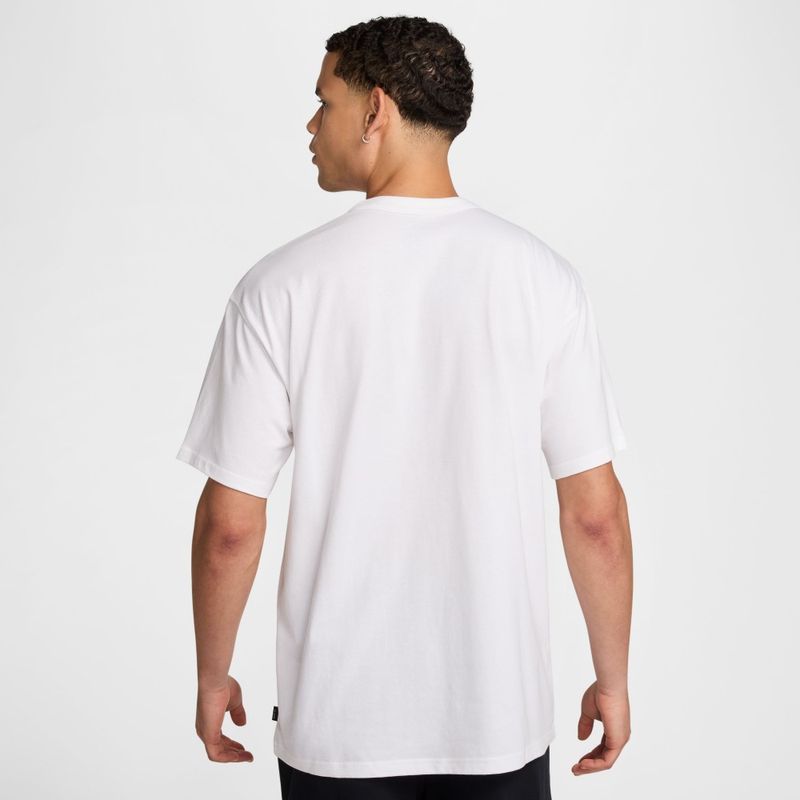 Camiseta-Manga-Corta-nike-para-hombre-U-Nsw-Tee-M90-Snkr-Patch-Pkt-para-moda-color-blanco.-Reverso-Sobre-Modelo