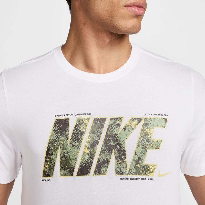 Camiseta-Manga-Corta-nike-para-hombre-M-Nk-Df-Tee-Camo-para-entrenamiento-color-blanco.-Reverso-Sobre-Modelo-2