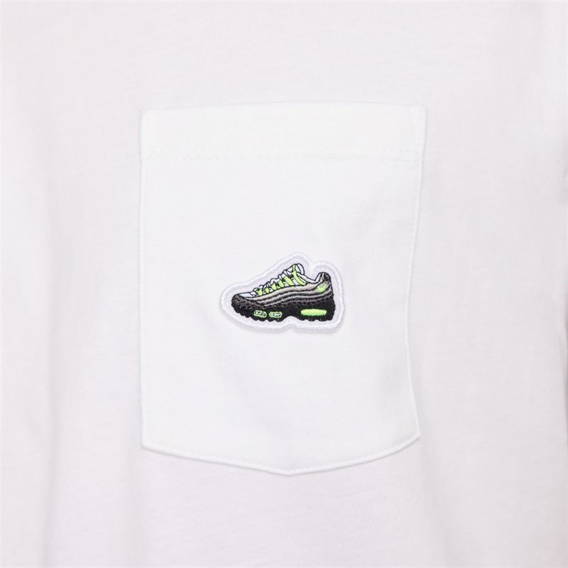 Camiseta-Manga-Corta-nike-para-hombre-U-Nsw-Tee-M90-Snkr-Patch-Pkt-para-moda-color-blanco.-Detalle-2
