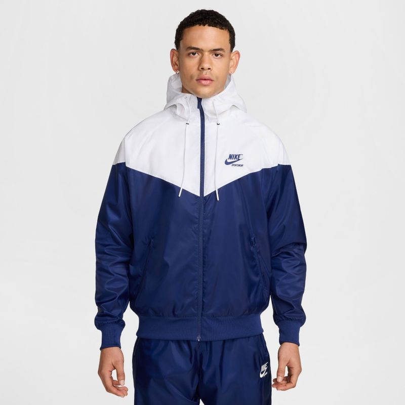 Hoodie-nike-para-hombre-M-Nk-Wvn-Wr-Lnd-Gfx-Jkt-para-moda-color-blanco.-Frente-Sobre-Modelo