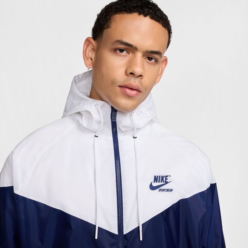 Hoodie-nike-para-hombre-M-Nk-Wvn-Wr-Lnd-Gfx-Jkt-para-moda-color-blanco.-Reverso-Sobre-Modelo