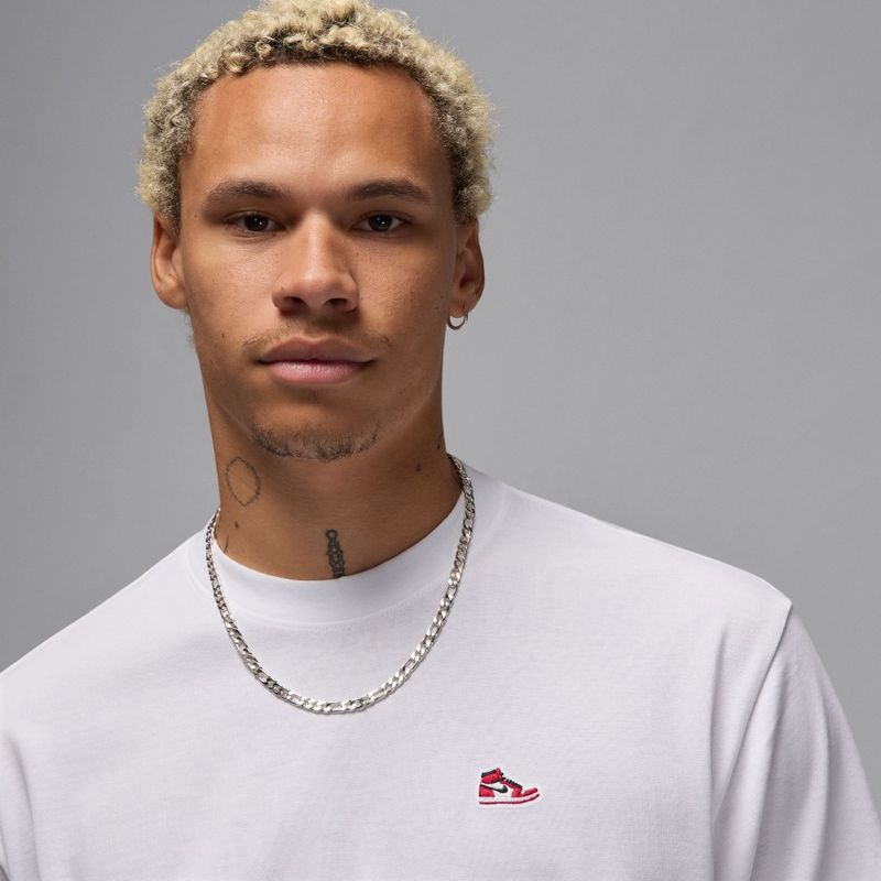 Camiseta-Manga-Corta-nike-para-hombre-M-J-Brnd-Br-Snkr-Pch-Ss-Crw-para-moda-color-blanco.-Reverso-Sobre-Modelo