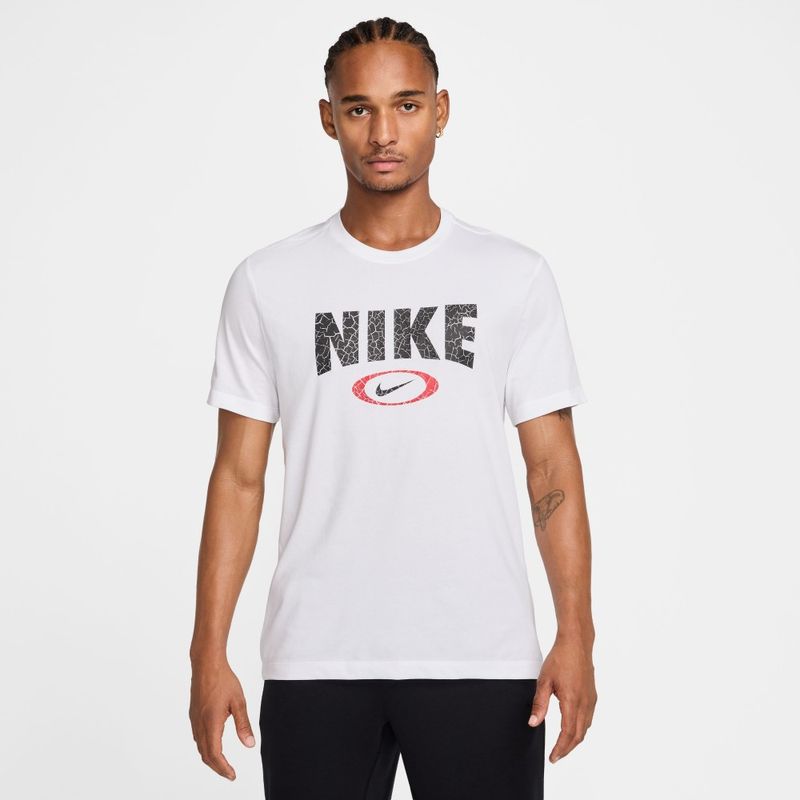 Camiseta-Manga-Corta-nike-para-hombre-M-Nk-Df-Tee-Hbr-Novelty-para-entrenamiento-color-blanco.-Frente-Sobre-Modelo