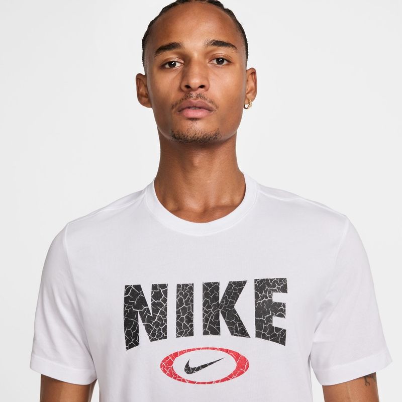 Camiseta-Manga-Corta-nike-para-hombre-M-Nk-Df-Tee-Hbr-Novelty-para-entrenamiento-color-blanco.-Reverso-Sobre-Modelo