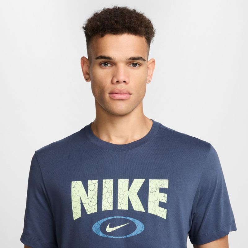 Camiseta-Manga-Corta-nike-para-hombre-M-Nk-Df-Tee-Hbr-Novelty-para-entrenamiento-color-azul.-Reverso-Sobre-Modelo