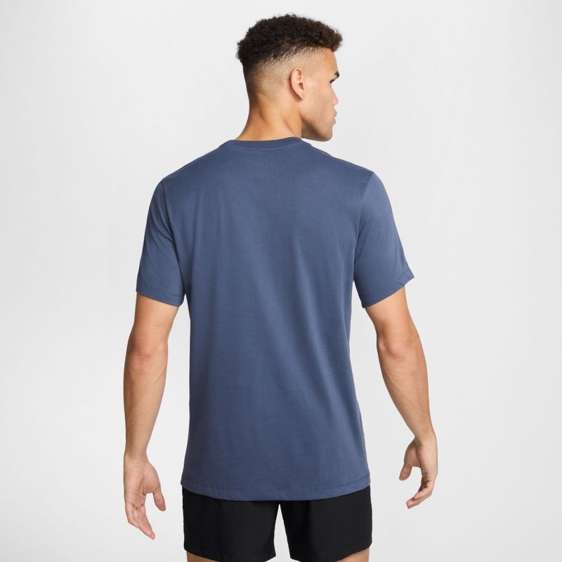 Camiseta-Manga-Corta-nike-para-hombre-M-Nk-Df-Tee-Hbr-Novelty-para-entrenamiento-color-azul.-Reverso-Sobre-Modelo