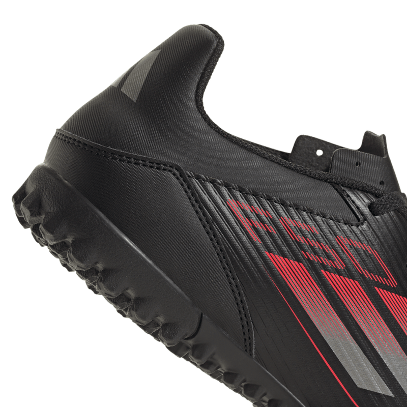 Guayos-adidas-unisex-F50-Club-Tf-para-futbol-color-negro.-Lateral-Y-Suela