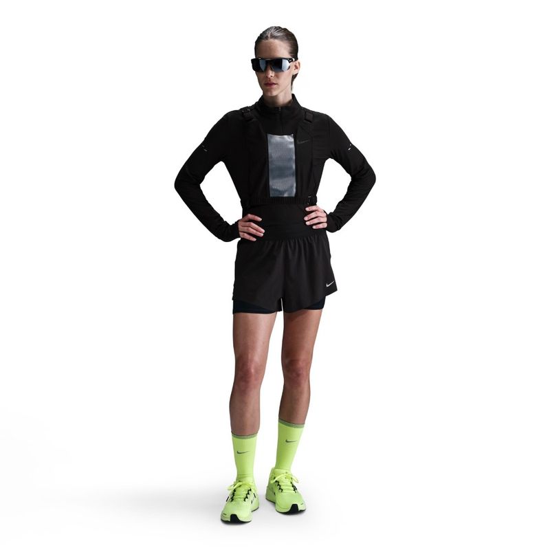 Pantaloneta-nike-para-mujer-W-Nk-Swift-Df-Mr-2N1-Shrt-para-correr-color-negro.-Frente-Sobre-Modelo