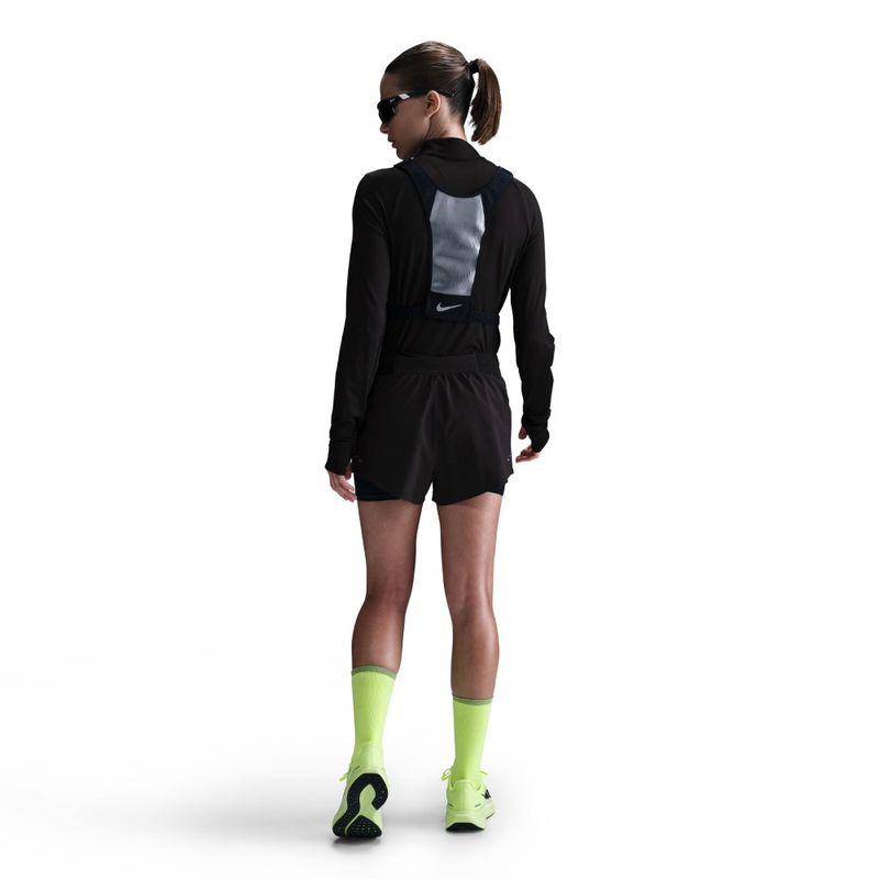 Pantaloneta-nike-para-mujer-W-Nk-Swift-Df-Mr-2N1-Shrt-para-correr-color-negro.-Reverso-Sobre-Modelo