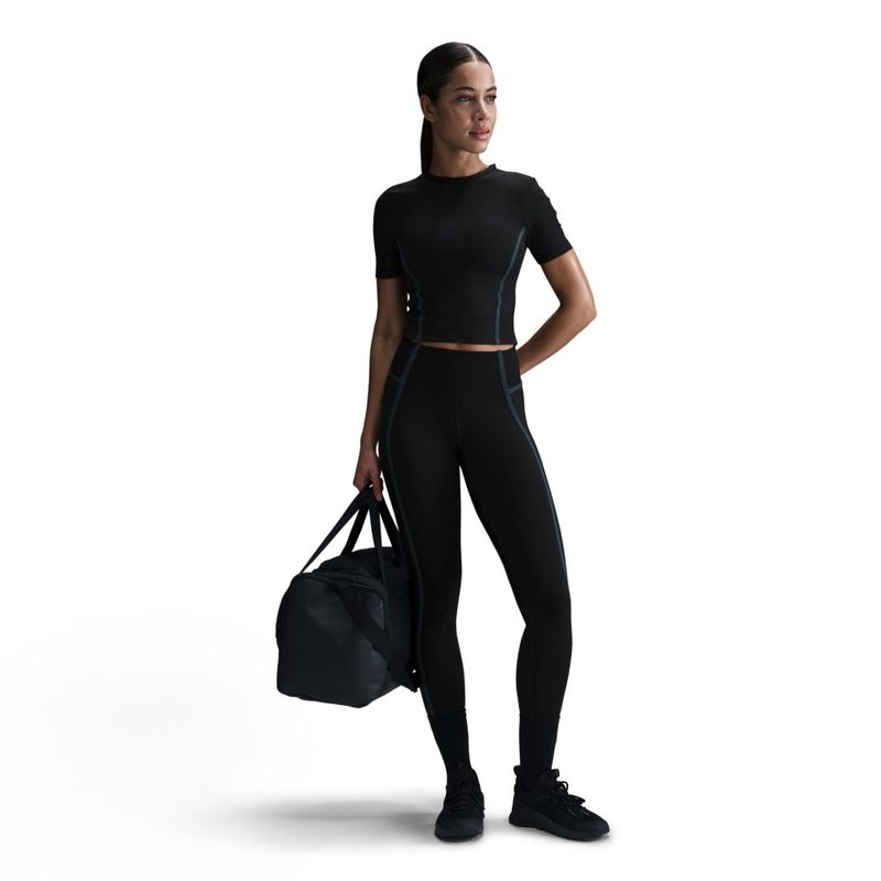 Camiseta-Manga-Corta-nike-para-mujer-W-Nk-One-Fitted-Df-Ss-Top-Sp-para-entrenamiento-color-negro.-Frente-Sobre-Modelo