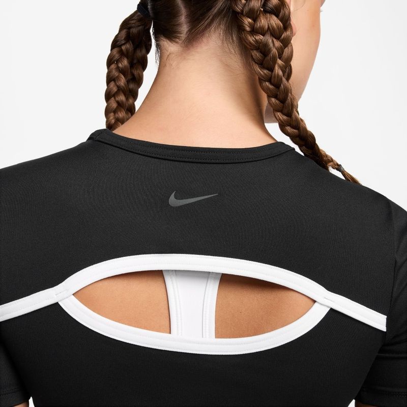Camiseta-Manga-Corta-nike-para-mujer-W-Nk-One-Fitted-Df-Ss-Top-Sp-para-entrenamiento-color-negro.-Reverso-Sobre-Modelo