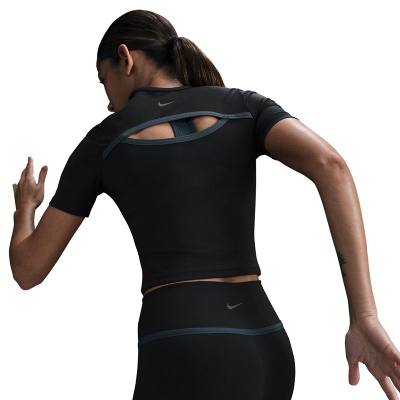 Camiseta-Manga-Corta-nike-para-mujer-W-Nk-One-Fitted-Df-Ss-Top-Sp-para-entrenamiento-color-negro.-Detalle-1