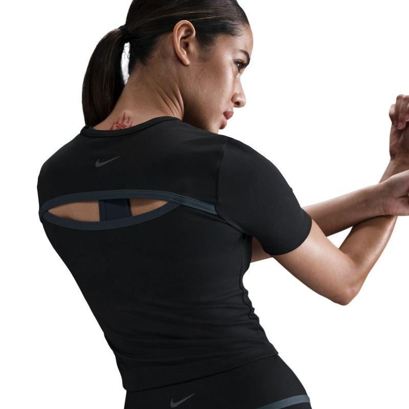 Camiseta-Manga-Corta-nike-para-mujer-W-Nk-One-Fitted-Df-Ss-Top-Sp-para-entrenamiento-color-negro.-Detalle-2