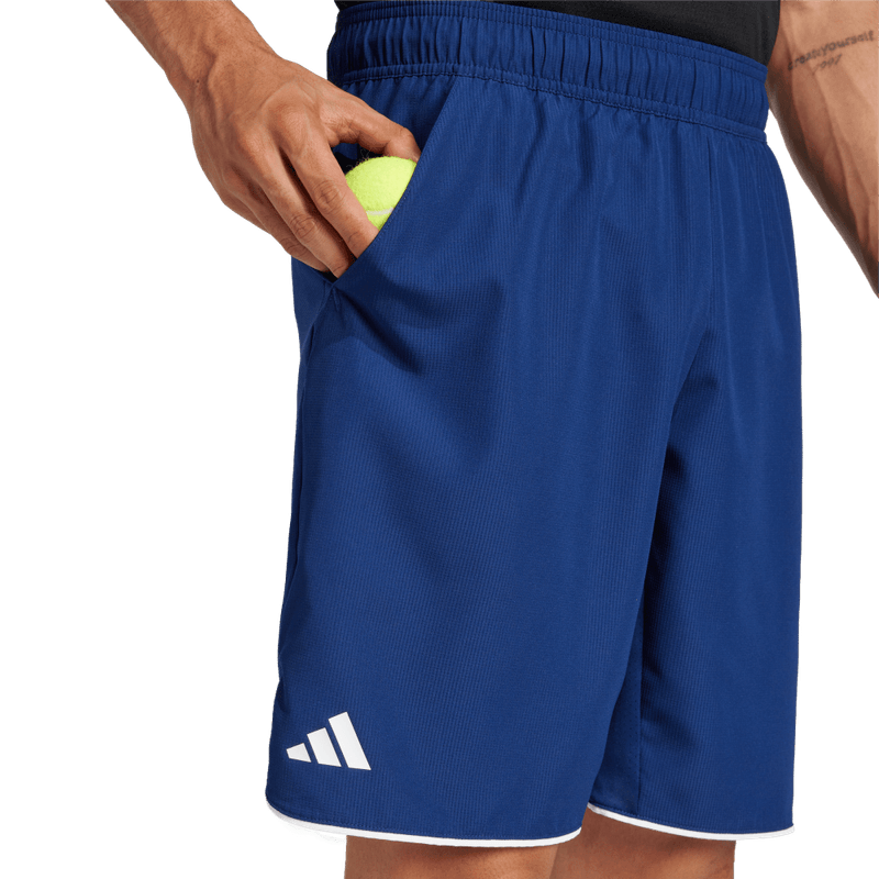 Pantaloneta-adidas-para-hombre-Club-Short-para-tenis-color-azul.-Lateral-Sobre-Modelo