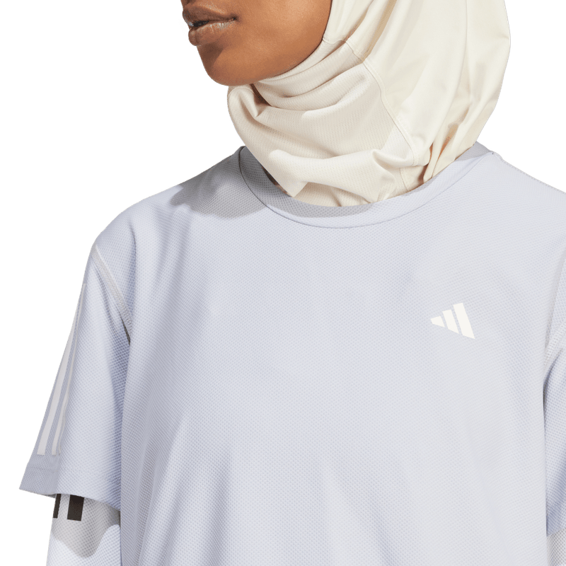 Camiseta-Manga-Corta-adidas-para-mujer-Otr-B-Tee-para-correr-color-gris.-Lateral-Sobre-Modelo