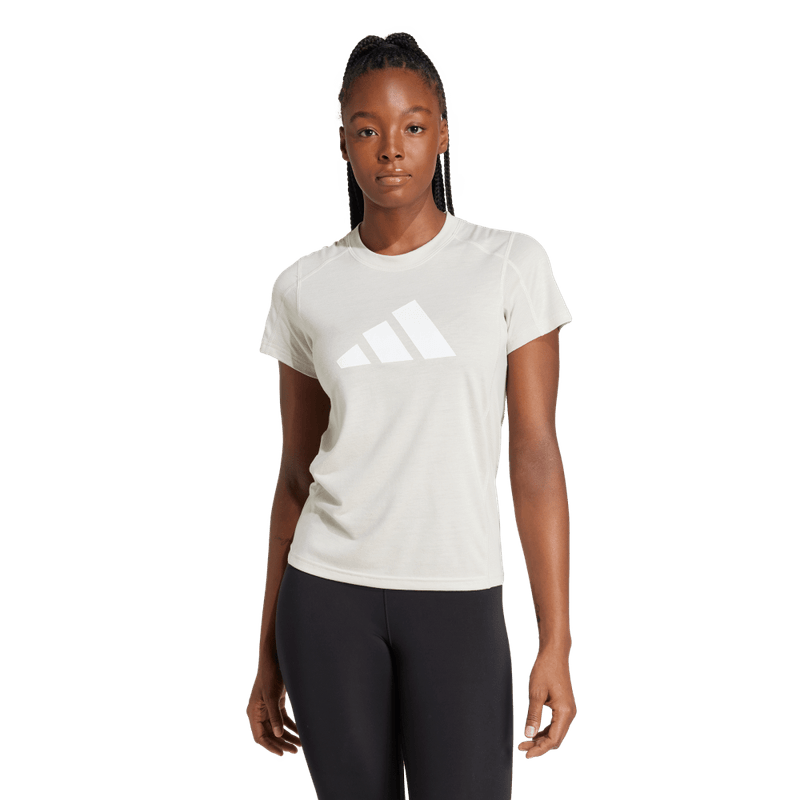 Camiseta-Manga-Corta-adidas-para-mujer-Tr-Es-Logo-T-para-entrenamiento-color-gris.-Frontal-Sobre-Modelo-1