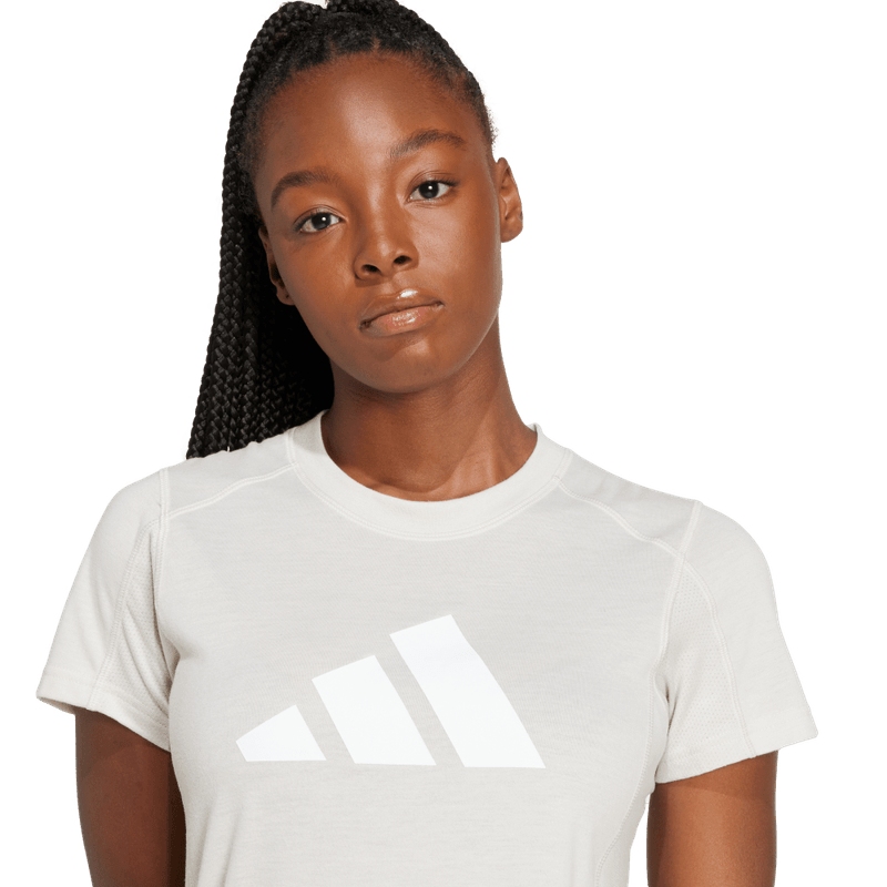 Camiseta-Manga-Corta-adidas-para-mujer-Tr-Es-Logo-T-para-entrenamiento-color-gris.-Detalle-Reflectivo-Modelo