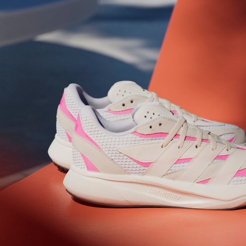 Tenis-adidas-para-niño-Lightblaze-J-para-moda-color-blanco.-Mktg-Vista-45