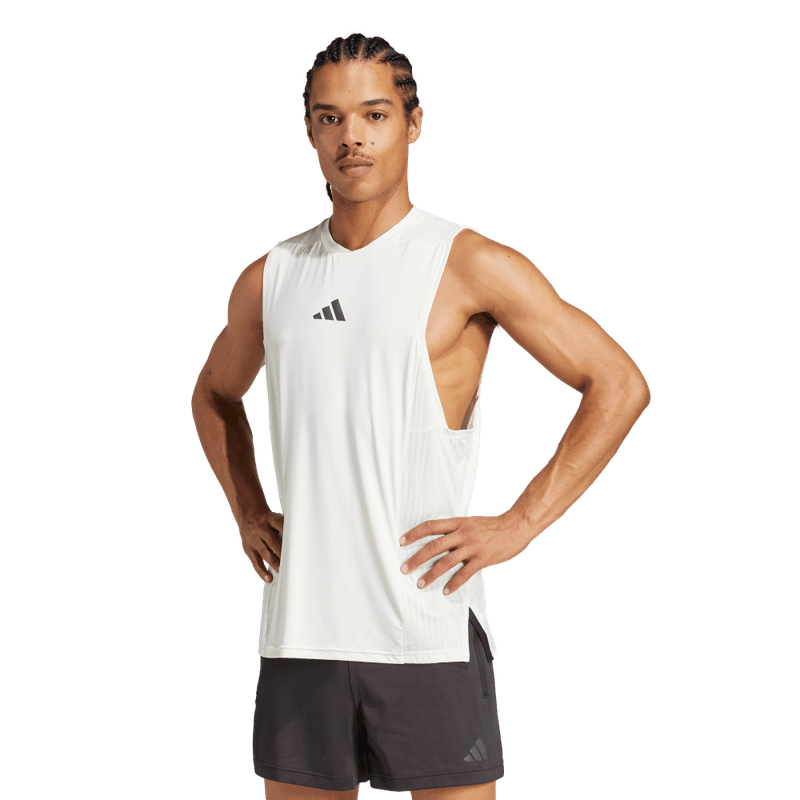 Camiseta-Manga-Sisa-adidas-para-hombre-D4T-Int.-Tank-para-entrenamiento-color-blanco.-Frontal-Sobre-Modelo-1