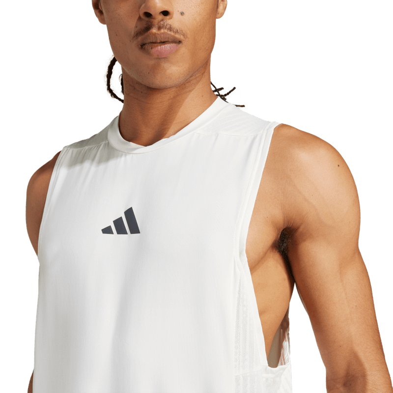 Camiseta-Manga-Sisa-adidas-para-hombre-D4T-Int.-Tank-para-entrenamiento-color-blanco.-Detalle-Reflectivo-Modelo