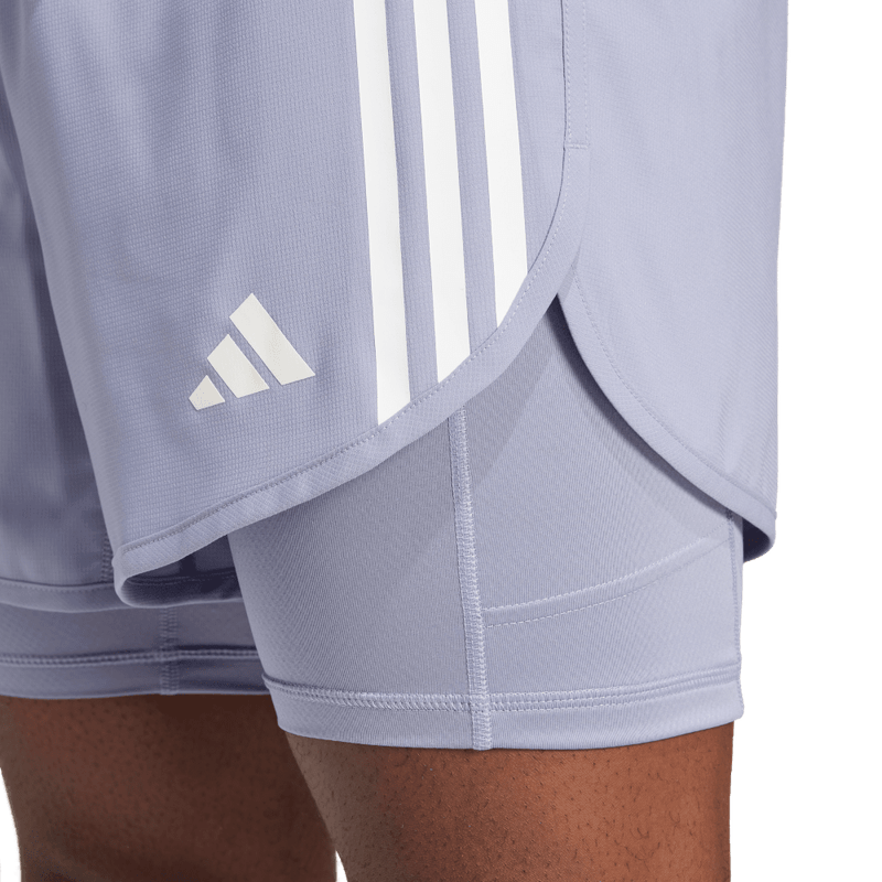 Pantaloneta-adidas-para-hombre-Otr-E-3S-2In1-S-para-correr-color-morado.-Lateral-Sobre-Modelo