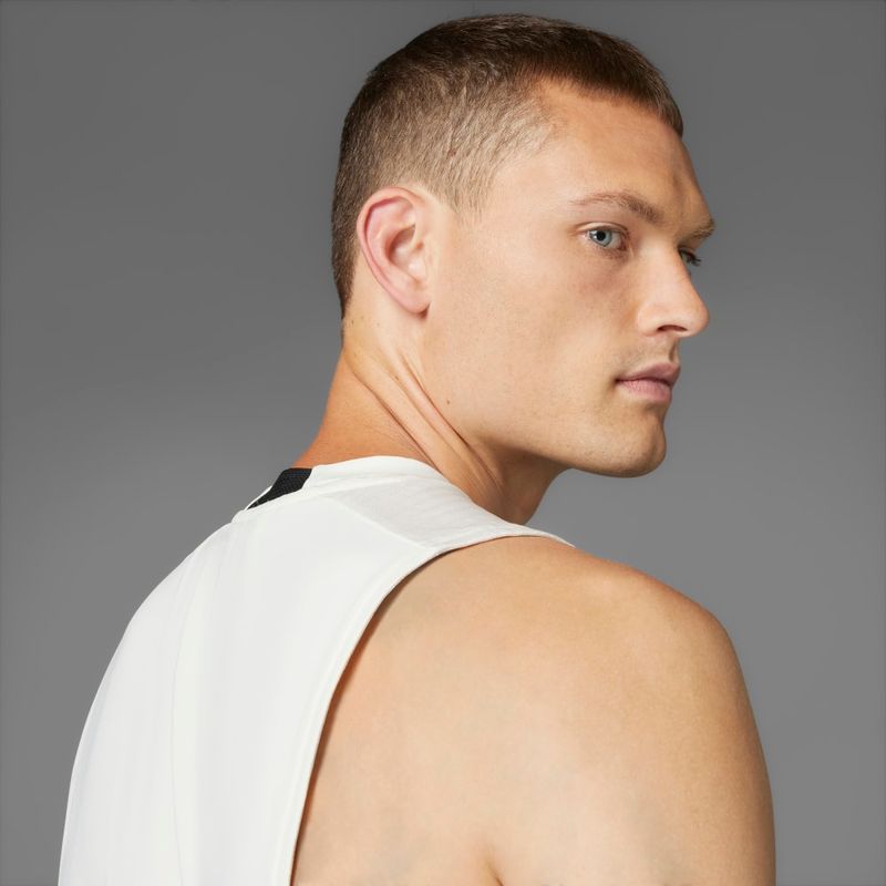 Camiseta-Manga-Sisa-adidas-para-hombre-D4T-Int.-Tank-para-entrenamiento-color-blanco.-Frontal-Sin-Modelo