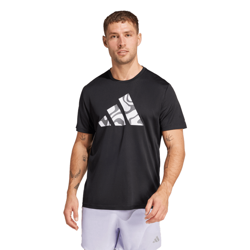 Camiseta-Manga-Corta-adidas-para-hombre-Run-It-Bl-Tee-M-para-correr-color-negro.-Frontal-Sobre-Modelo-1