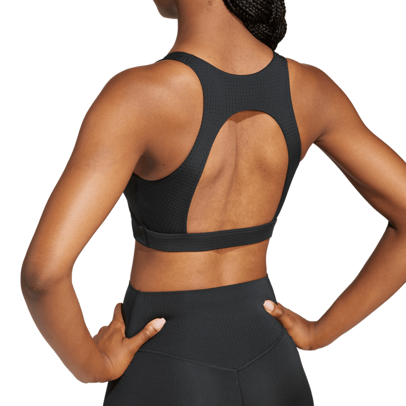 Top-adidas-para-mujer-Pwi-Hiit-Ms-para-entrenamiento-color-negro.-Lateral-Sobre-Modelo