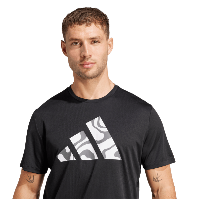 Camiseta-Manga-Corta-adidas-para-hombre-Run-It-Bl-Tee-M-para-correr-color-negro.-Detalle-Reflectivo-Modelo