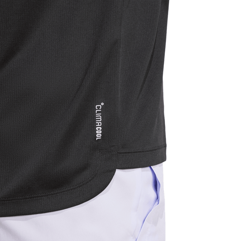 Camiseta-Manga-Corta-adidas-para-hombre-Run-It-Bl-Tee-M-para-correr-color-negro.-Lateral-Sobre-Modelo