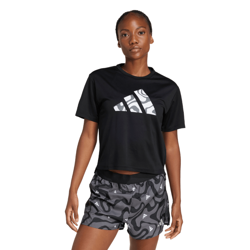Camiseta-Manga-Corta-adidas-para-mujer-Run-It-Bl-Tee-W-para-correr-color-negro.-Frontal-Sobre-Modelo-1