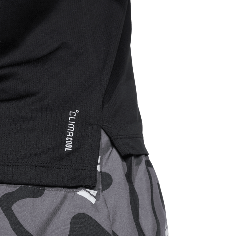Camiseta-Manga-Corta-adidas-para-mujer-Run-It-Bl-Tee-W-para-correr-color-negro.-Lateral-Sobre-Modelo
