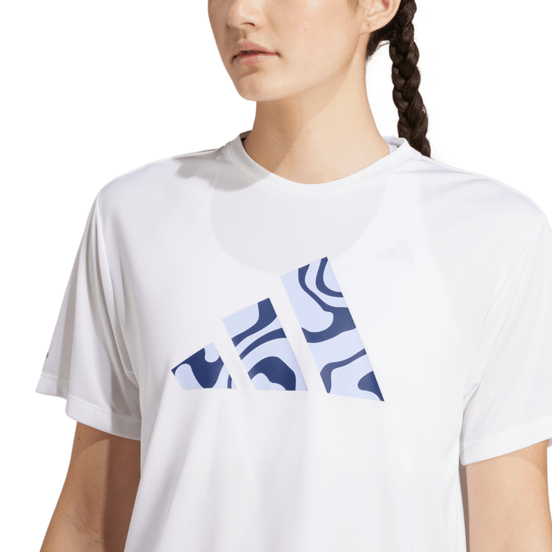Camiseta-Manga-Corta-adidas-para-mujer-Run-It-Bl-Tee-W-para-correr-color-blanco.-Lateral-Sobre-Modelo