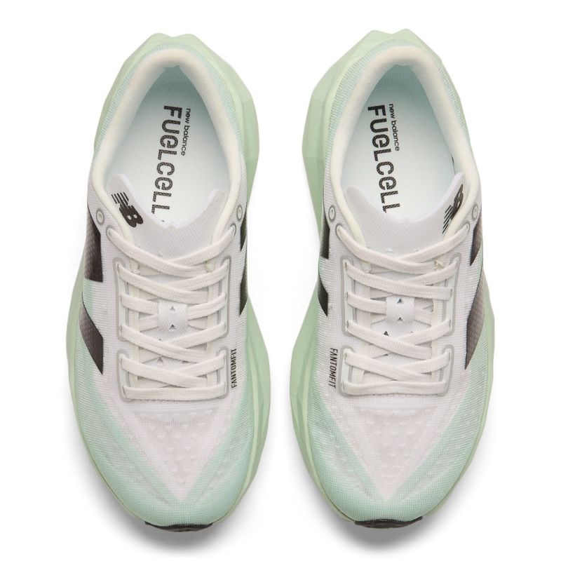 Tenis-new-balance-para-mujer-Rebel-V4-para-correr-color-verde.-Capellada-Pares