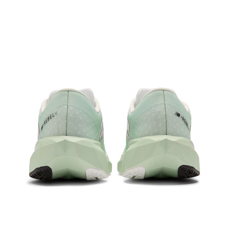 Tenis-new-balance-para-mujer-Rebel-V4-para-correr-color-verde.-Talones