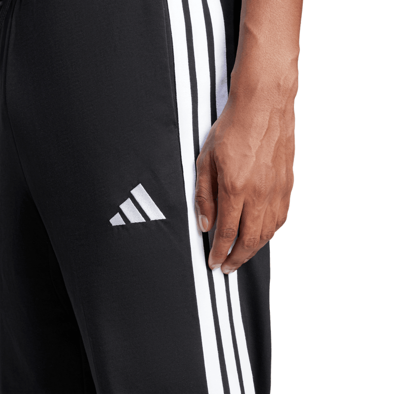 Pantalon-adidas-para-hombre-M-3S-Sj-To-Pt-para-moda-color-negro.-Lateral-Sobre-Modelo