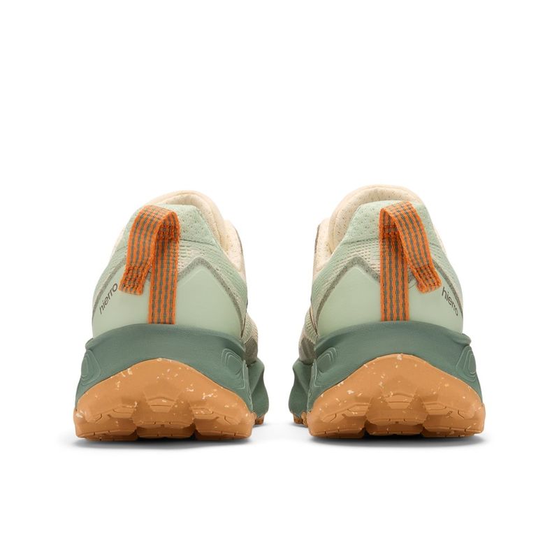 Tenis-new-balance-para-mujer-Hierro-V9-para-outdoor-color-multicolor.-Talones