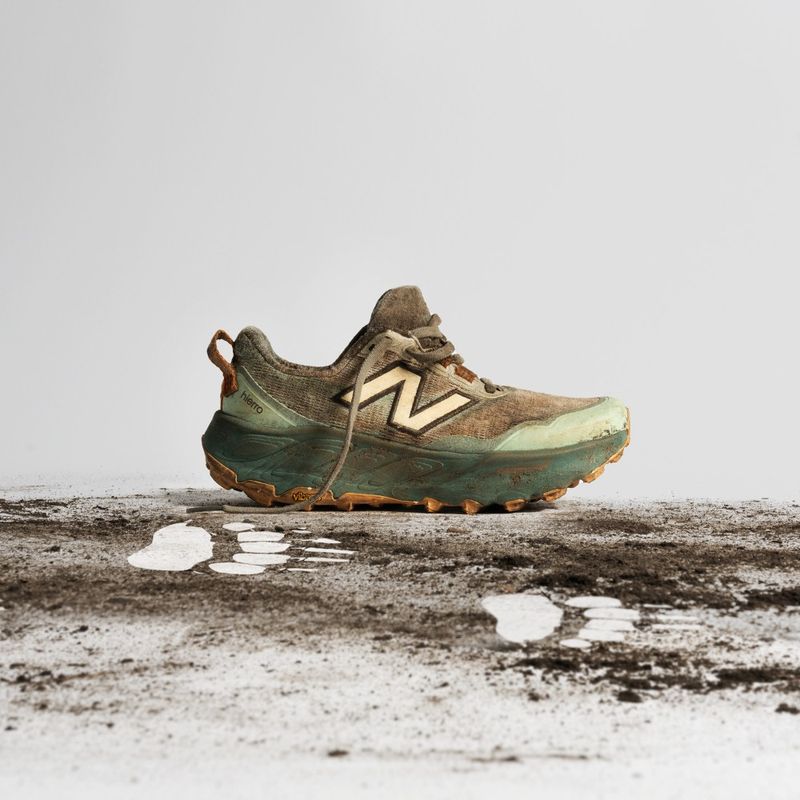 Tenis-new-balance-para-mujer-Hierro-V9-para-outdoor-color-multicolor.-16