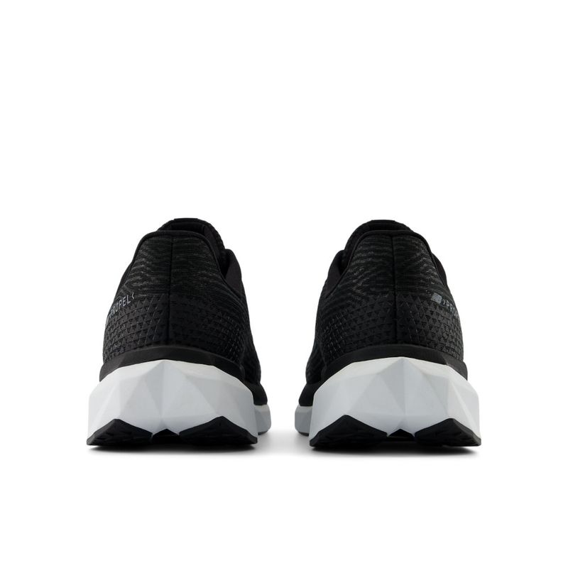 Tenis-new-balance-para-hombre-Propel-V5-para-correr-color-negro.-Talones