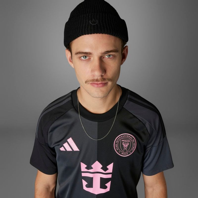 Camiseta-De-Equipo-adidas-para-hombre-Imcf-A-Jsy-N-para-futbol-color-negro.-Lateral-Sobre-Modelo