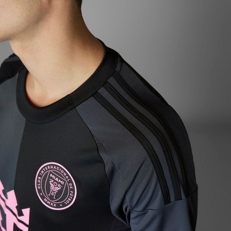 Camiseta-De-Equipo-adidas-para-hombre-Imcf-A-Jsy-N-para-futbol-color-negro.-Lateral-Sobre-Modelo